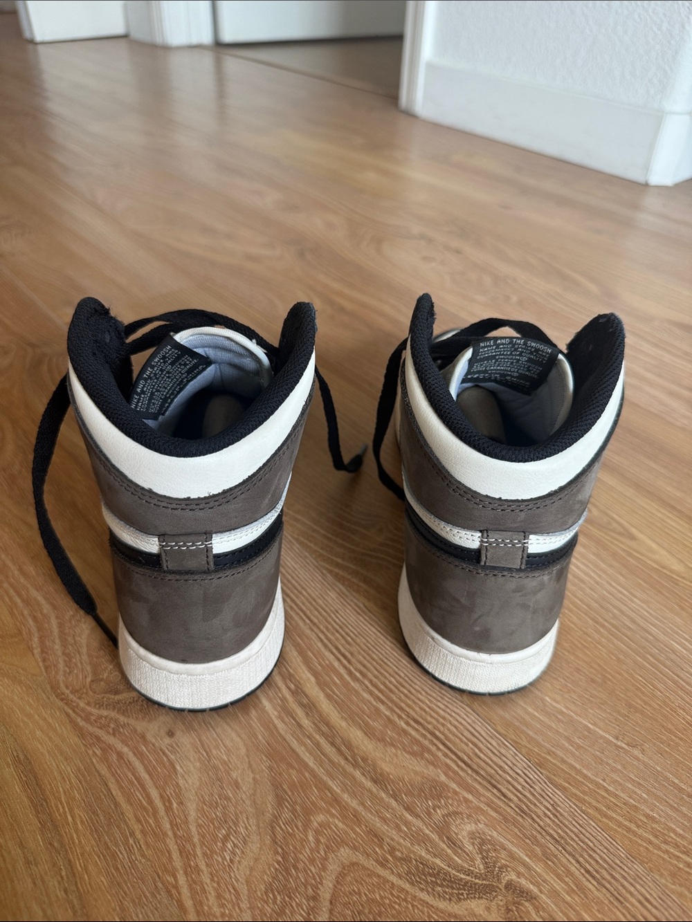 Jordan 1 Retro High Dark Mocha - Size 7 Youth - Picture 4 of 7